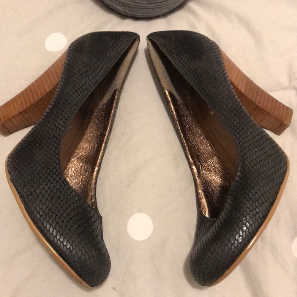 Restricted Black Pumps